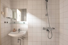 2ndhomes Bright & Spacious 5BR Apartment