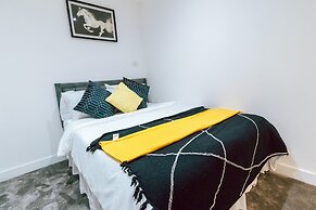 Charming 2-bed Apartment in Purley