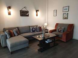 1 Bed Chalet - Sleeps 2 - Pets - Pool - Parking
