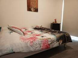 1 Bed Chalet - Sleeps 2 - Pets - Pool - Parking