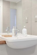 Vibrant 1BD Flat w/ Private Balcony, Camberwell!