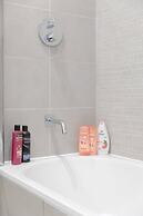 Vibrant 1BD Flat w/ Private Balcony, Camberwell!