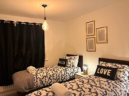 Modern Renovated 2-bedroom House