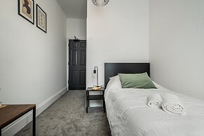 Immaculate 6-bed House in Newcastle