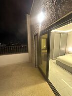 JRE Cozy Rooftop Near Al Services 23