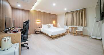 Two H Hotel