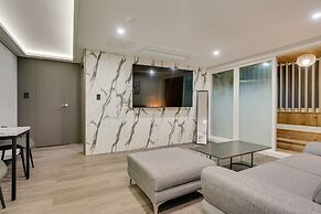 Two H Hotel