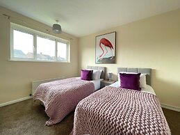 6 Person Spacious Home with Garden