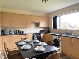 6 Person Spacious Home with Garden