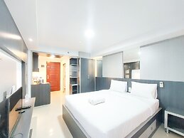 Homey And Warm Studio Apartment At Mansyur Residence