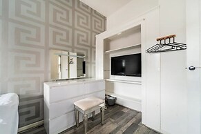 House With Modern Interior, Conveniently Located