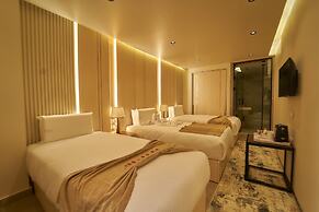 Gold's Pyramids Hotel