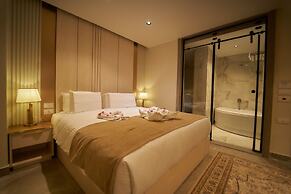 Gold's Pyramids Hotel