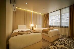 Gold's Pyramids Hotel