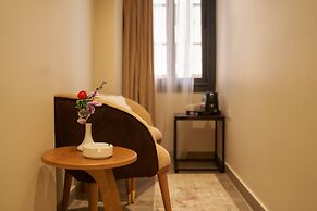 Gold's Pyramids Hotel