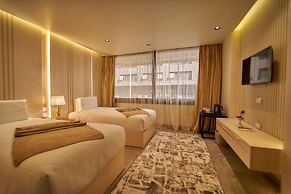 Gold's Pyramids Hotel