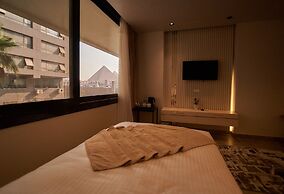 Gold's Pyramids Hotel