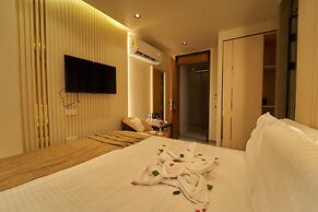 Gold's Pyramids Hotel