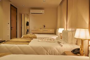 Gold's Pyramids Hotel