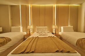 Gold's Pyramids Hotel