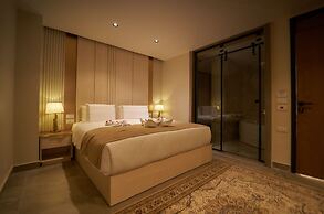 Gold's Pyramids Hotel