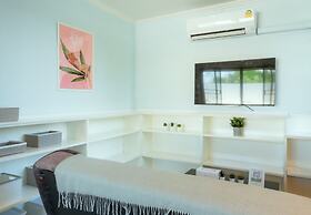 Ekkamai Buds & Beds - 420 Hostel