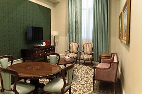The Monarch Hotel