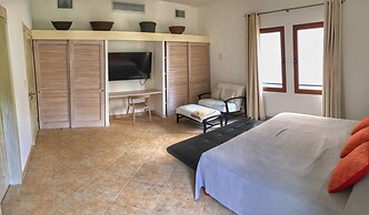 2-bed Designer Apartment Sleeps 4, Resort Pool