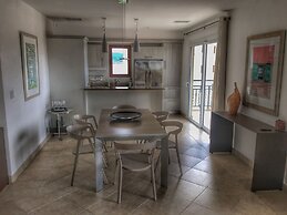 2-bed Designer Apartment Sleeps 4, Resort Pool