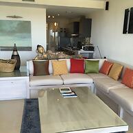 Designer Condo - Sleeps 6 With Sauna