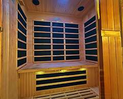 Designer Condo - Sleeps 6 With Sauna