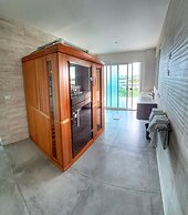 Designer Condo - Sleeps 6 With Sauna
