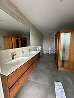 Designer Condo - Sleeps 6 With Sauna