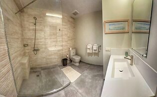 Designer Condo - Sleeps 6 With Sauna