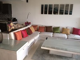 Designer Condo - Sleeps 6 With Sauna