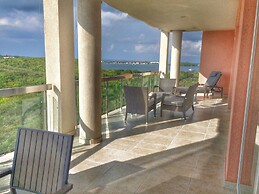Designer Condo - Sleeps 6 With Sauna