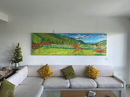 Designer Condo - Sleeps 6 With Sauna
