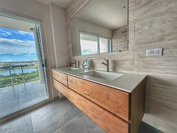 Designer Condo - Sleeps 6 With Sauna