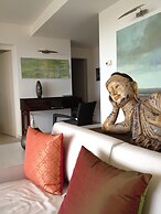 Designer Condo - Sleeps 6 With Sauna