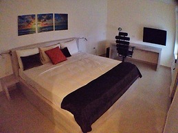 Designer Condo - Sleeps 6 With Sauna