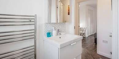 2 Bed Apartment Sleeps 5 - Wifi, Free Parking