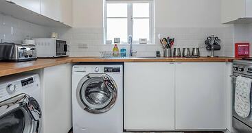 2 Bed Apartment Sleeps 5 - Wifi, Free Parking