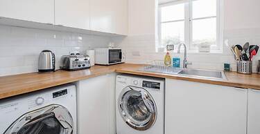 2 Bed Apartment Sleeps 5 - Wifi, Free Parking