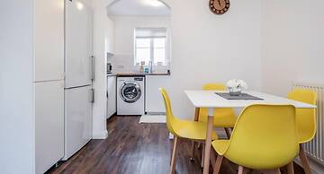 2 Bed Apartment Sleeps 5 - Wifi, Free Parking