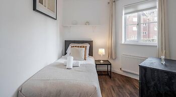 2 Bed Apartment Sleeps 5 - Wifi, Free Parking