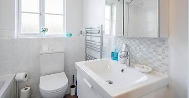 2 Bed Apartment Sleeps 5 - Wifi, Free Parking