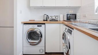 2 Bed Apartment Sleeps 5 - Wifi, Free Parking
