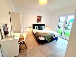 Spacious & Luxurious 5 bedrooms House