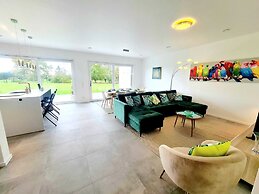 Spacious & Luxurious 5 bedrooms House