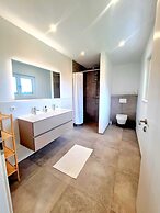 Spacious & Luxurious 5 bedrooms House